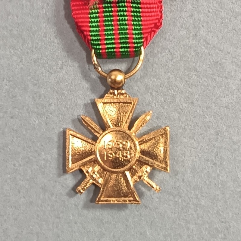 FRANCE REDUCTION DE LA MEDAILLE OU CROIX DE GUERRE DATEE 1939 1945 AVEC PALME